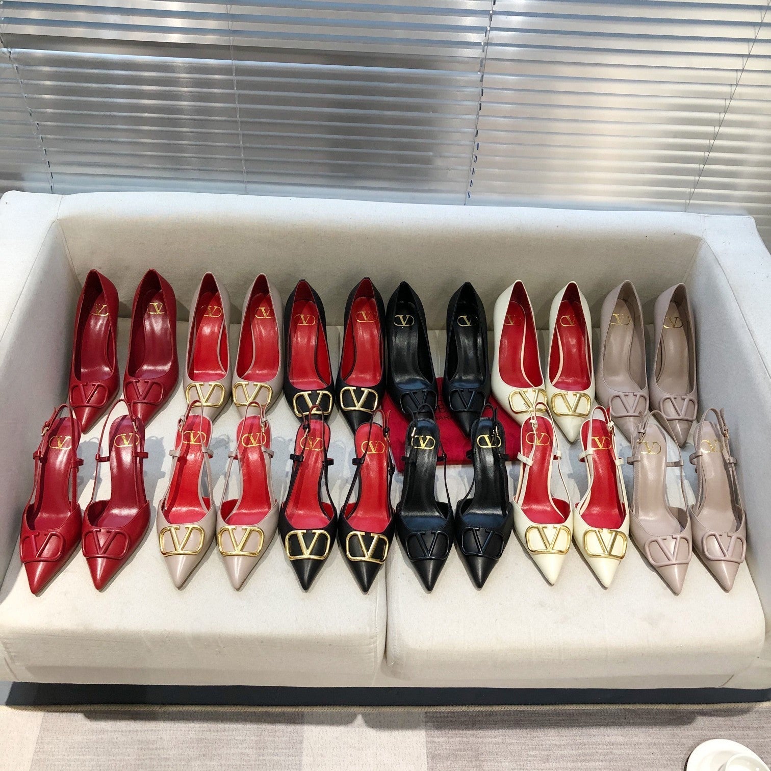 VLOGO SIGNATURE WHITE CALFSKIN HIGH SLINGBACK PUMP 7 CM WITH GOLD LOGO