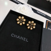CHANEL 26S DOUBLE C LOGO PEARL HALO STUD EARRINGS IN BLACK ENAMEL & GOLD METAL 633332