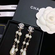 DOUBLE C EARRINGS IN GOLD METAL WITH TWO PEARL TASSELS