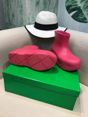PUDDLE ANKLE BOOT IN BRIGHT PINK RUBBER