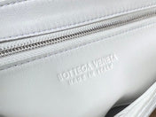 SMALL CASSETTE 23 IN WHITE FRINGED CALFSKIN