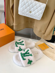 LV WOMEN'S PASEO FLAT SLIPPER IN WHITE FLEECE WITH GREEN LOGO