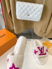 LV WOMEN'S PASEO FLAT SLIPPER IN WHITE FLEECE WITH PINK LOGO