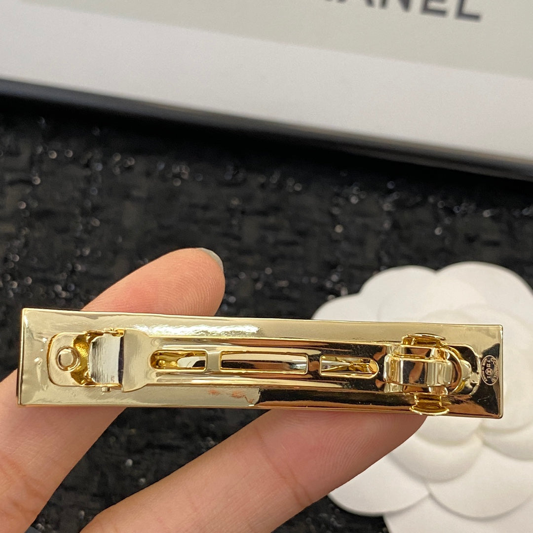 CHANEL 26S CHANEL LOGO LETTER ENAMEL BAR HAIR CLIP IN BLACK ENAMEL AND GOLD METAL 629926