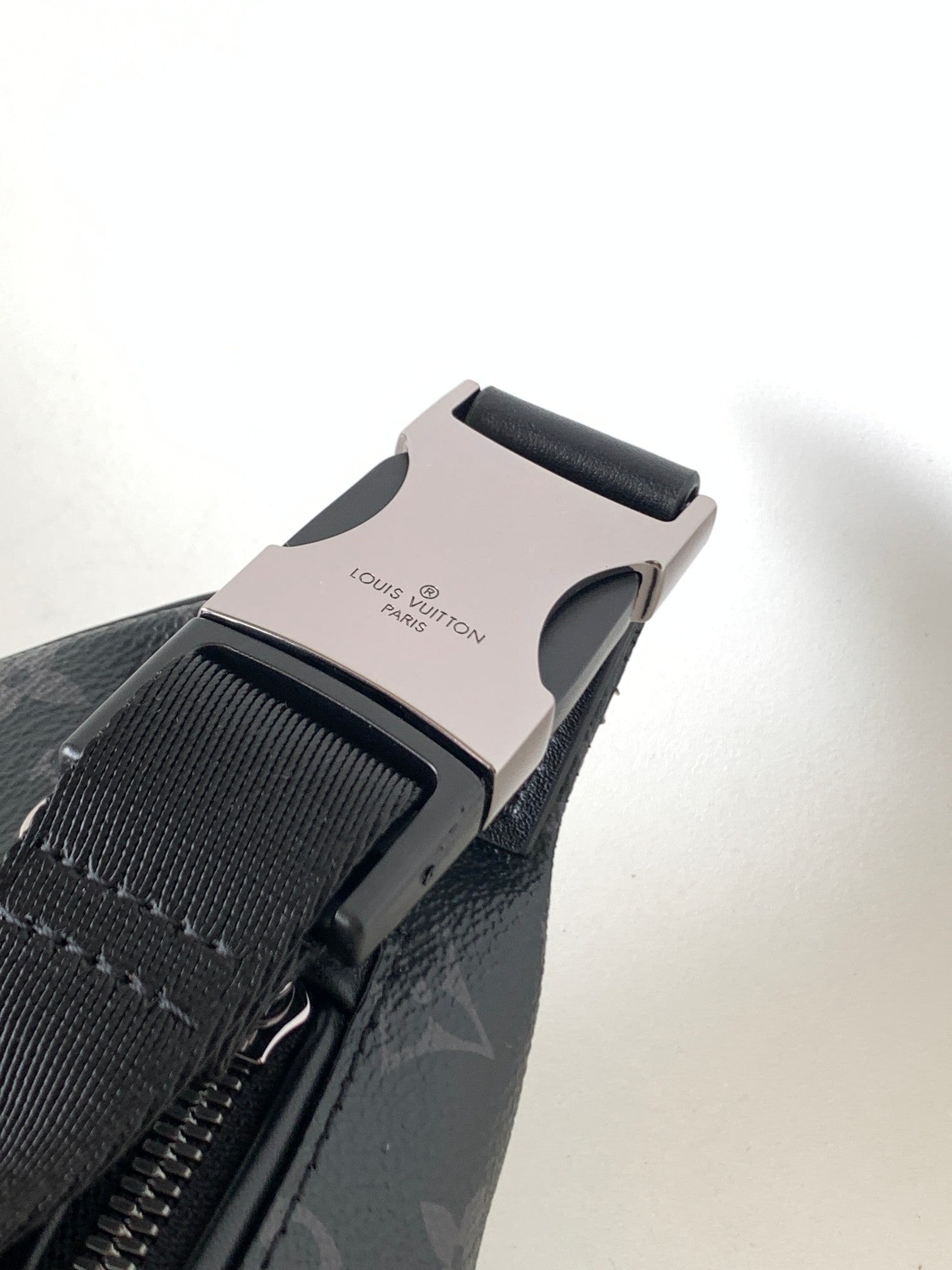 LV 25S DISCOVERY BUMBAG 44 IN BLACK MONOGRAM ECLIPSE CALFSKIN
