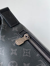 LV 25S DISCOVERY BUMBAG 44 IN BLACK MONOGRAM ECLIPSE CALFSKIN