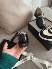MOCCASINS IN BLACK CALFSKIN GOLD METAL LOGO