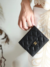 CC FLAP CARD HOLDER 11.5 BLACK GRAINED CALFSKIN GOLD ICON