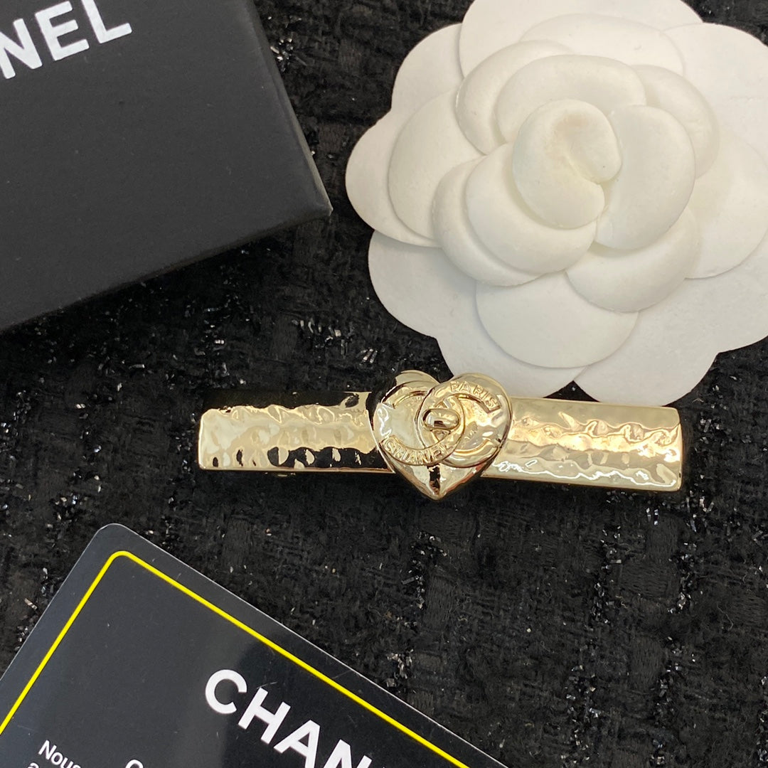 CHANEL 26S DOUBLE C LOGO HEART HAMMERED HAIR CLIP IN GOLD METAL 629930
