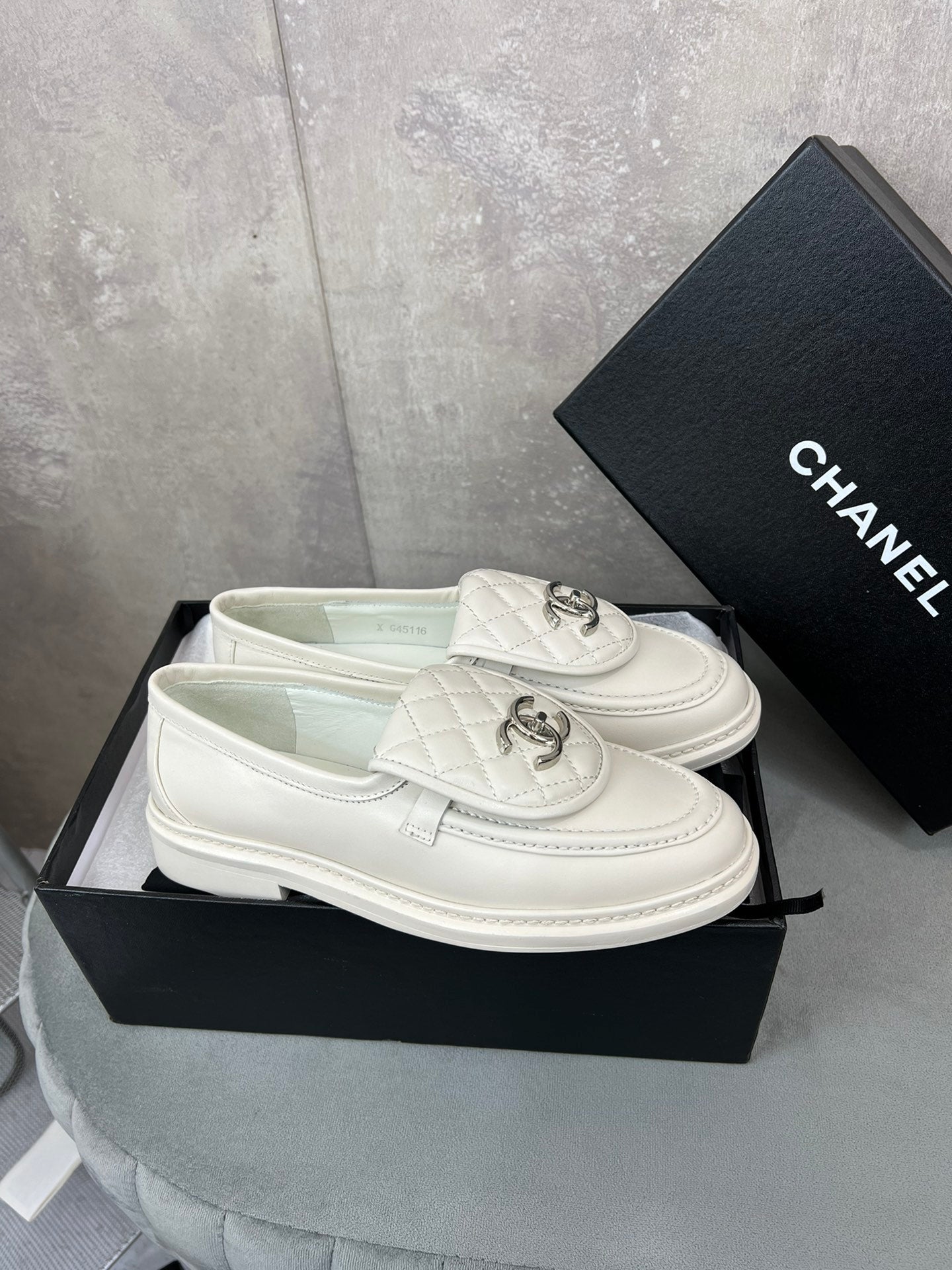 CHANEL 26S LOAFERS IN WHITE QUILTED CALFSKIN WITH CC LOGO