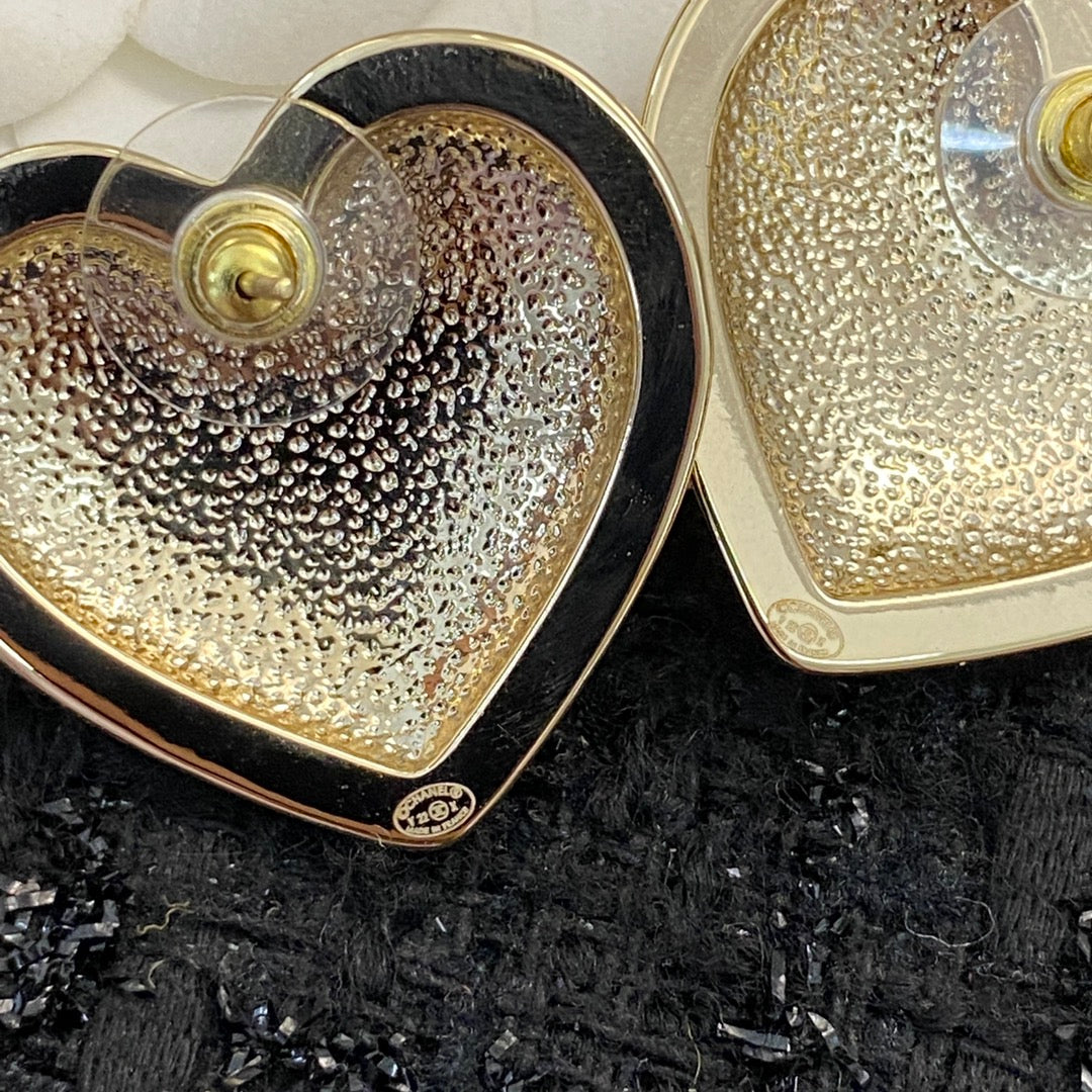 CHANEL 26S DOUBLE C LOGO HEART SHAPE METAL STUD EARRINGS IN GOLD METAL 633339