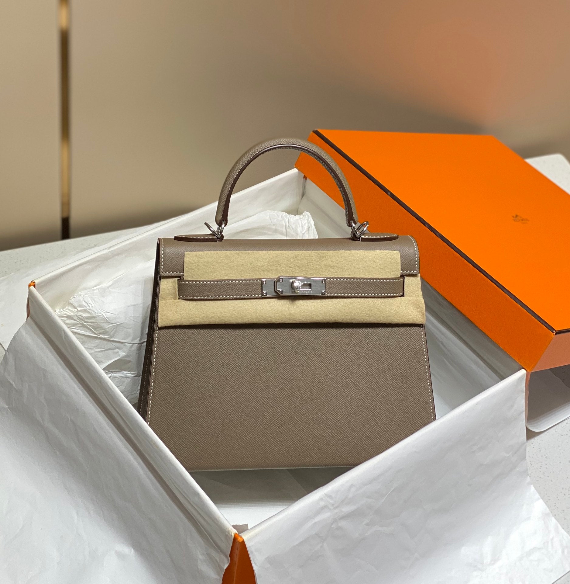 KELLY 28CM IN ETOUPE EPSOM CALFSKIN SLIVER HARDWARE