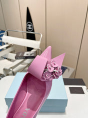 MEDIUM HEEL PUMPS IN PINK PATENT CALFSKIN ATTACHED CREATIVE FLOWERS