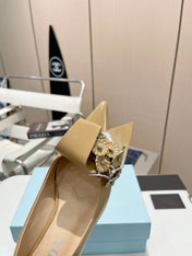 MEDIUM HEEL PUMPS IN TORTILLA BROWN PATENT CALFSKIN ATTACHED CREATIVE FLOWERS