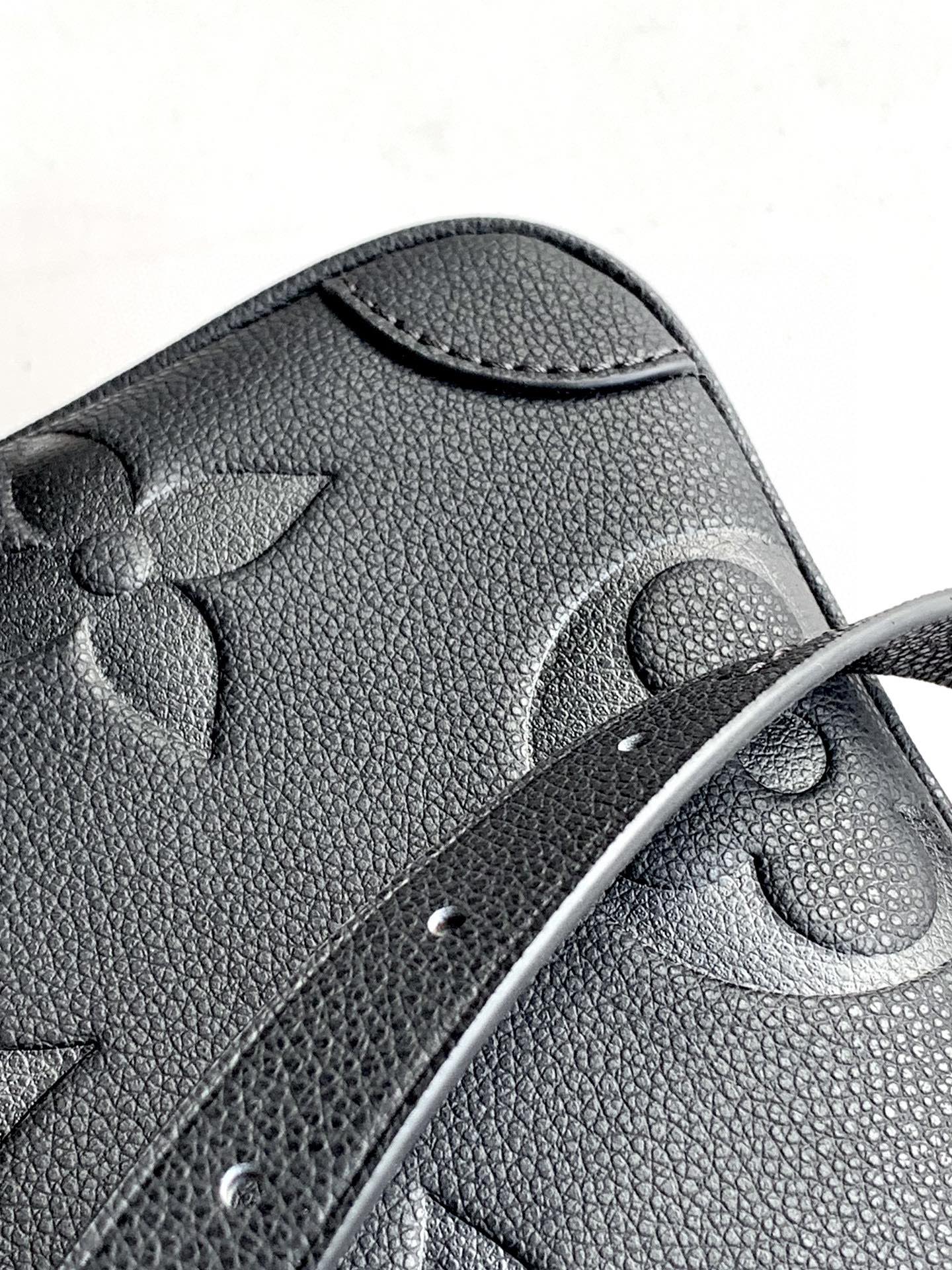 LV 25S TRIANON MM BAG 36 IN BLACK CALFSKIN GOLD HARDWARE