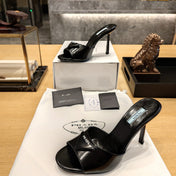 PRADA 26S OPEN TOE MULES 100MM IN BLACK PATENT CALFSKIN WITH LOGO