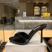 PRADA 26S OPEN TOE MULES 100MM IN BLACK PATENT CALFSKIN WITH LOGO