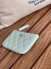 CC CLASSIC SMALL 15 ZIPPED POUCH IN SKY BLUE GRAINED CALFSKIN