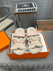 CHYPRE SLIPPERS IN BEIGE LAMB WOOL AND BABY PINK CALFSKIN