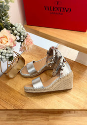 VALENTINO 26S WEDGE SANDALS IN SILVER METALLIC CALFSKIN
