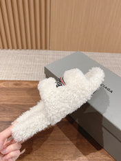 FURRY SLIDES IN WHITE CURLY SHEARLING