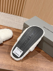 FURRY SLIDES IN WHITE CURLY SHEARLING