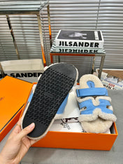 CHYPRE SLIPPERS IN BEIGE LAMB WOOL AND OCEAN BLUE SUEDE