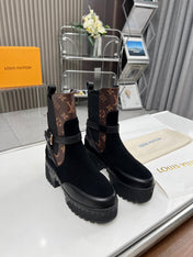 LAUREATE PLATFORM DESERT BOOT IN BLACK SUEDE AND BROWN CALFSKIN