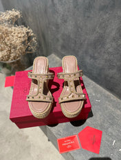 ROCKSTUD LAMINATED NAPPA WEDGE SANDAL 100 MM ROSE BROWN