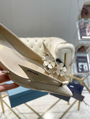 MEDIUM HEEL PUMPS IN BEIGE PATENT CALFSKIN ATTACHED CREATIVE FLOWERS