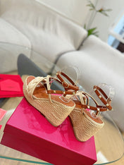 GARAVANI ROCKSTUD WEDGE SANDALS IN BRONZE BROWN CALFSKIN AND BEIGE RAFFIA