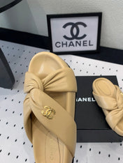 TWISTED SLIPPERS IN DARK CREAM LAMBSKIN