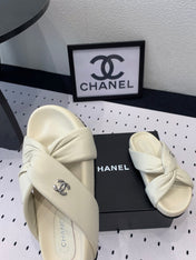 TWISTED SLIPPERS IN WHITE LAMBSKIN