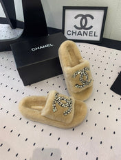 THICK-SOLED SLIPPERS IN BEIGE CREAM SHEEP WOOL