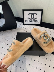 THICK-SOLED SLIPPERS IN BRIGHT CREAM SHEEP WOOL