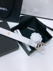 CC BELT 30 MM IN WHITE CALFSKIN PEARL LOGO WITH GOLD HARDWARE