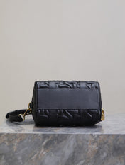 MEDIUM GROOVE BAG 20 IN BLACK MACROCANNAGE CALFSKIN WITH GOLD HARDWARE