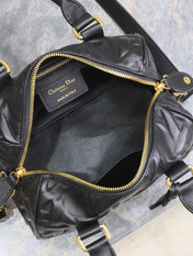 MEDIUM GROOVE BAG 20 IN BLACK MACROCANNAGE CALFSKIN WITH GOLD HARDWARE