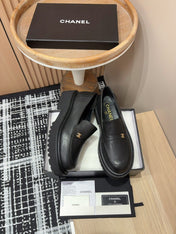 CC MOCCASINS IN BLACK CALFSKIN