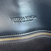 MEDIUM LIBERTA 30 IN BLACK SMOOTH CALFSKIN GOLD HARDWARE
