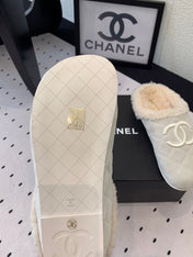 FLAT MULE IN BEIGE SUEDE AND LAMB FUR LINING