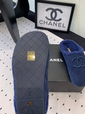 FLAT MULE IN NAVY BLUE SUEDE AND LAMB FUR LINING