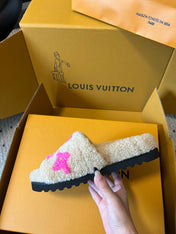 SLIPPER IN CAMEL BEIGE FLEECE WITH BRIGHT PINK LOGO