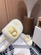 THICK-SOLE SLIPPER IN WHITE CREAM FLEECE WITH GOLD LOGO