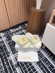 THICK-SOLE SLIPPER IN WHITE CREAM FLEECE WITH GOLD LOGO
