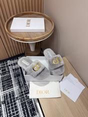 THICK-SOLE SLIPPER IN PALE GRAY FLEECE WITH GOLD LOGO