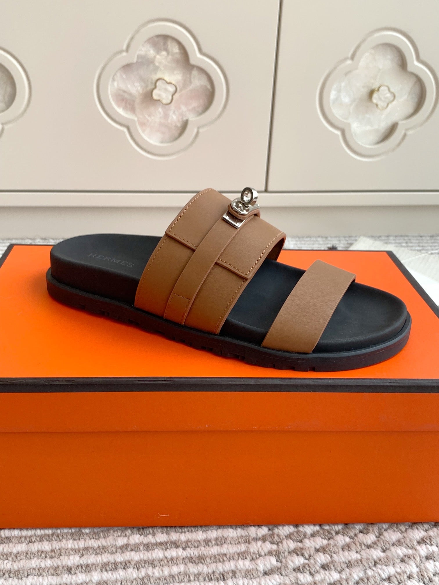 HM 26S KELLY BUCKLE DOUBLE STRAP SANDALS IN BROWN CALFSKIN GOLD HARDWARE