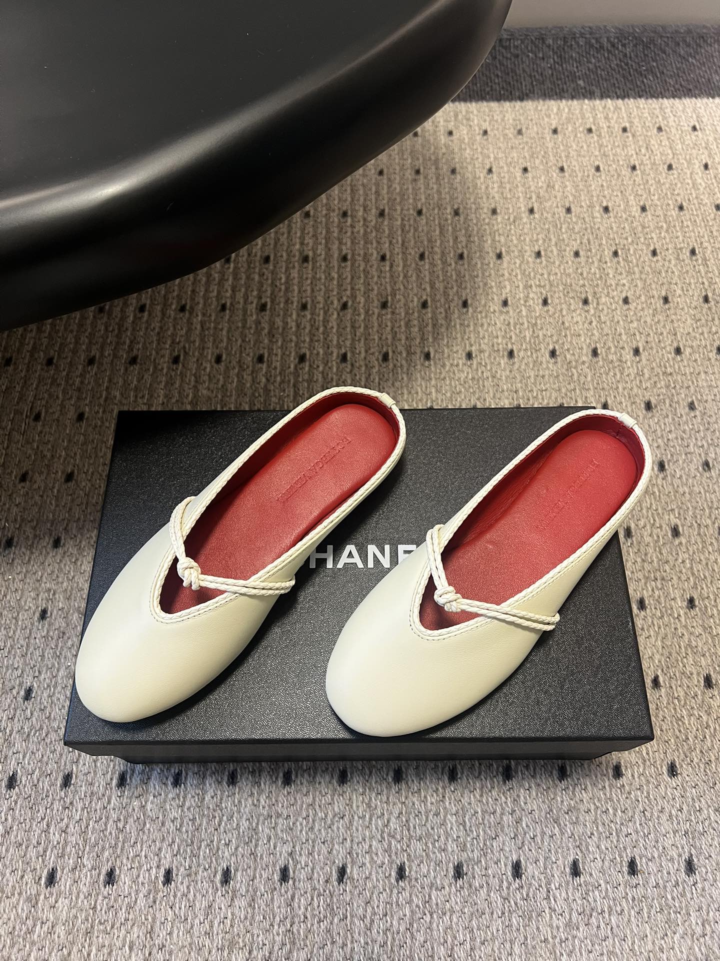 BOTTEGA VENETA 26S FLAT MULES IN CREAM WHITE LAMBSKIN