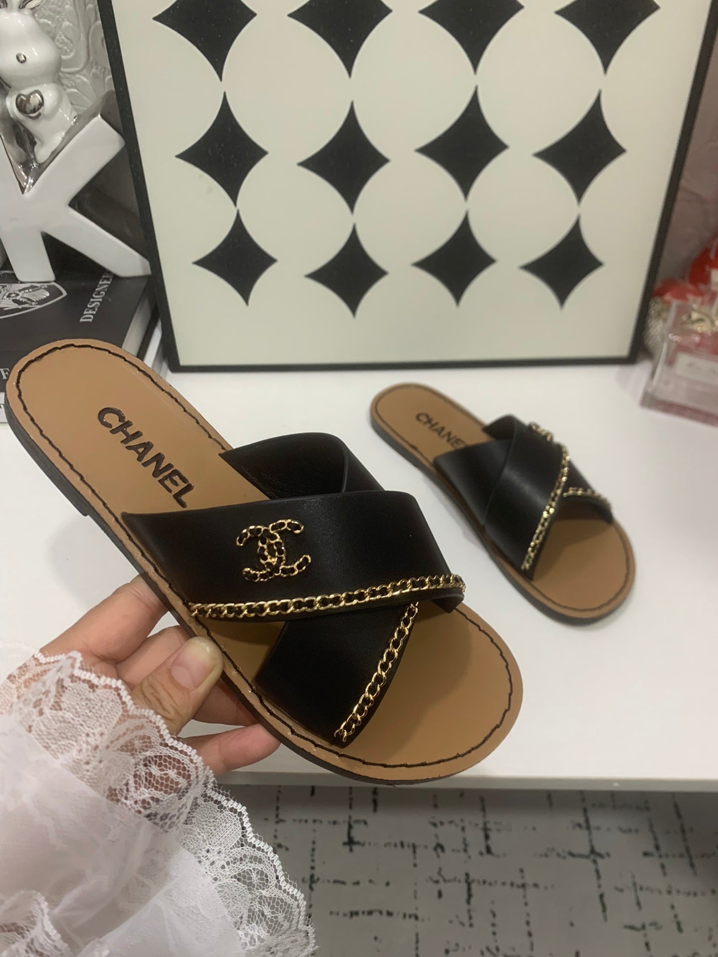 CHANEL 26S SANDALS IN BLACK CALFSKIN WITH DOUBLE C CHAIN DETAIL
