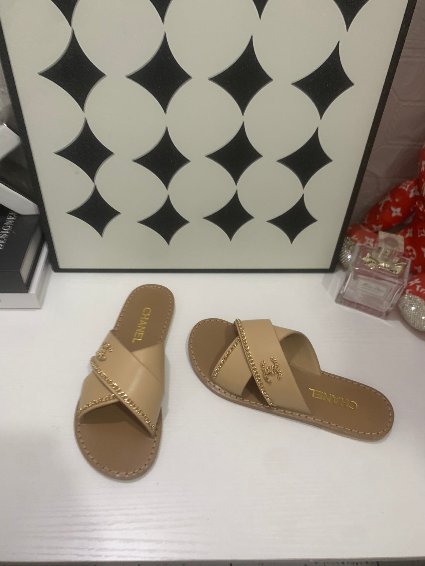 CHANEL 26S SANDALS IN BEIGE CALFSKIN WITH DOUBLE C CHAIN DETAIL